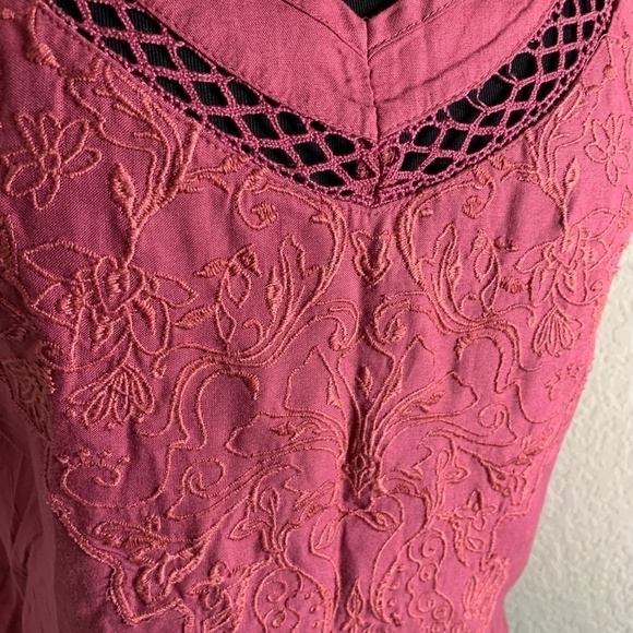 GLORIA Vanderbilt Cranberry V-Neck Blouse W/ Embroidery Detail Size Small (1164) - Picture 2 of 10